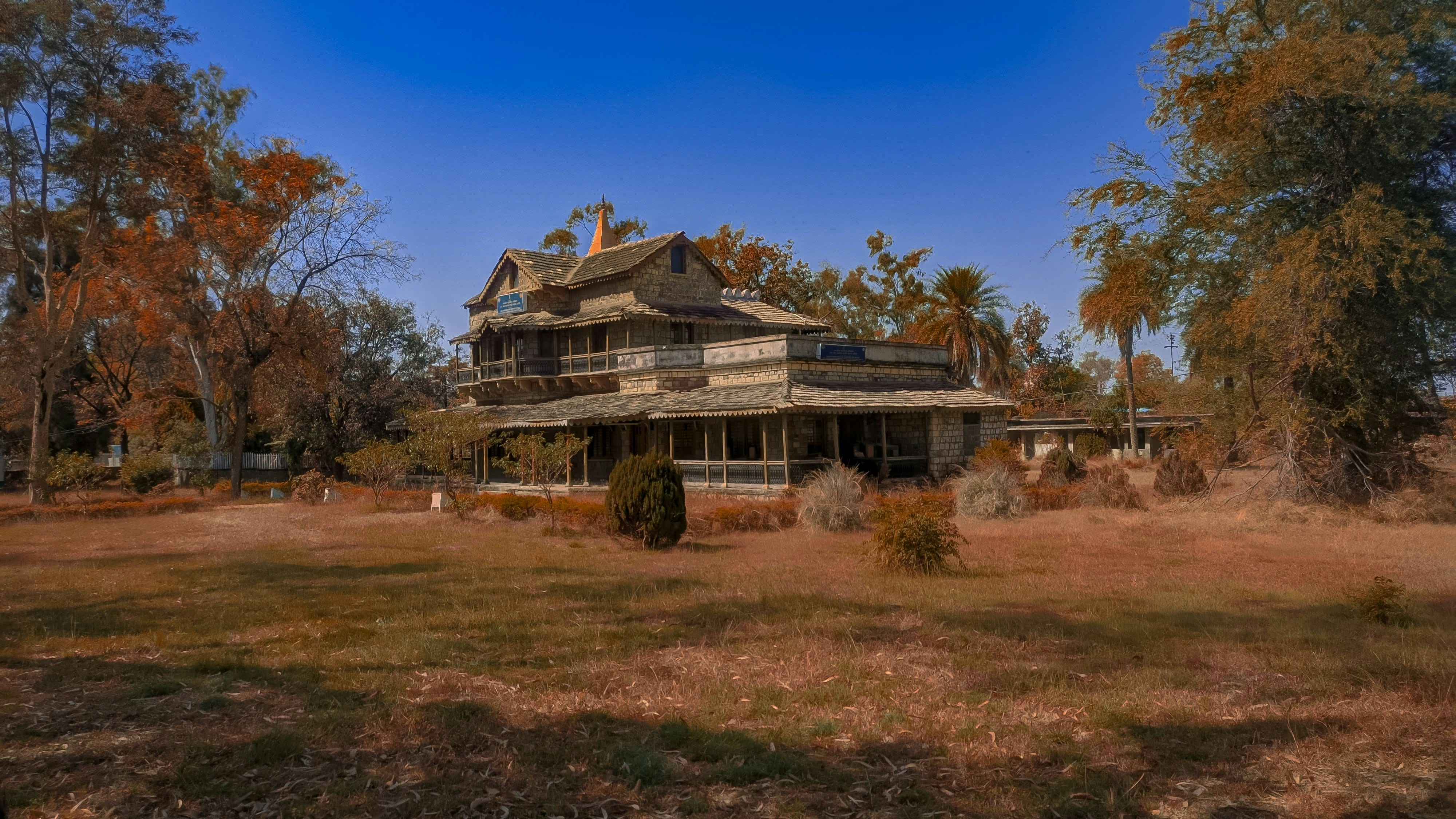 Una casa con árboles a su alrededor