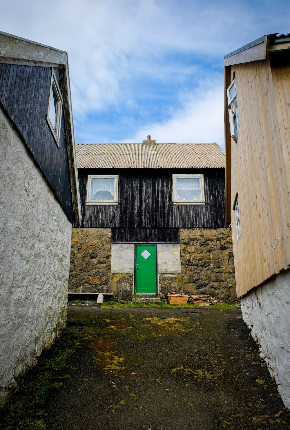 um pequeno edifício com uma porta verde