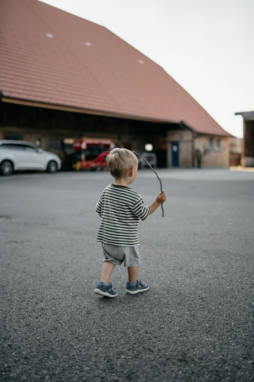 Un niño sosteniendo un arco y una flecha