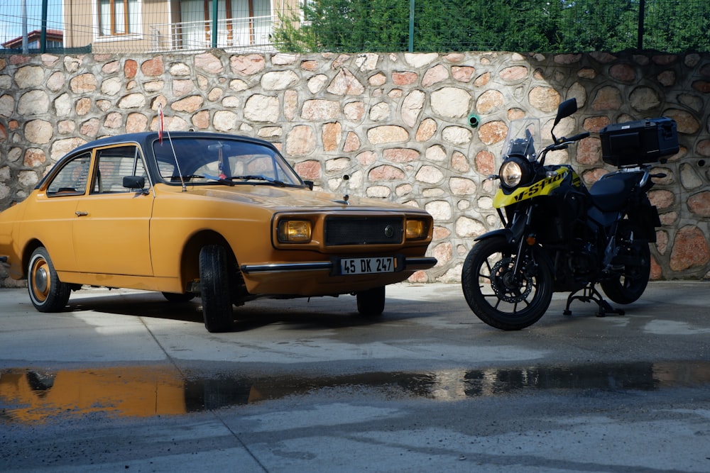 una motocicleta y un coche aparcados uno al lado del otro