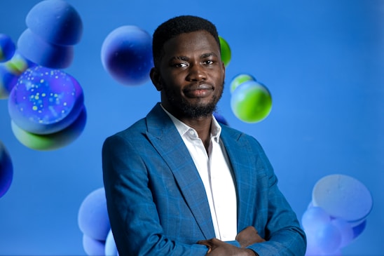 A professional lawyer in a navy blue background, ready to assist clients across Brazil.