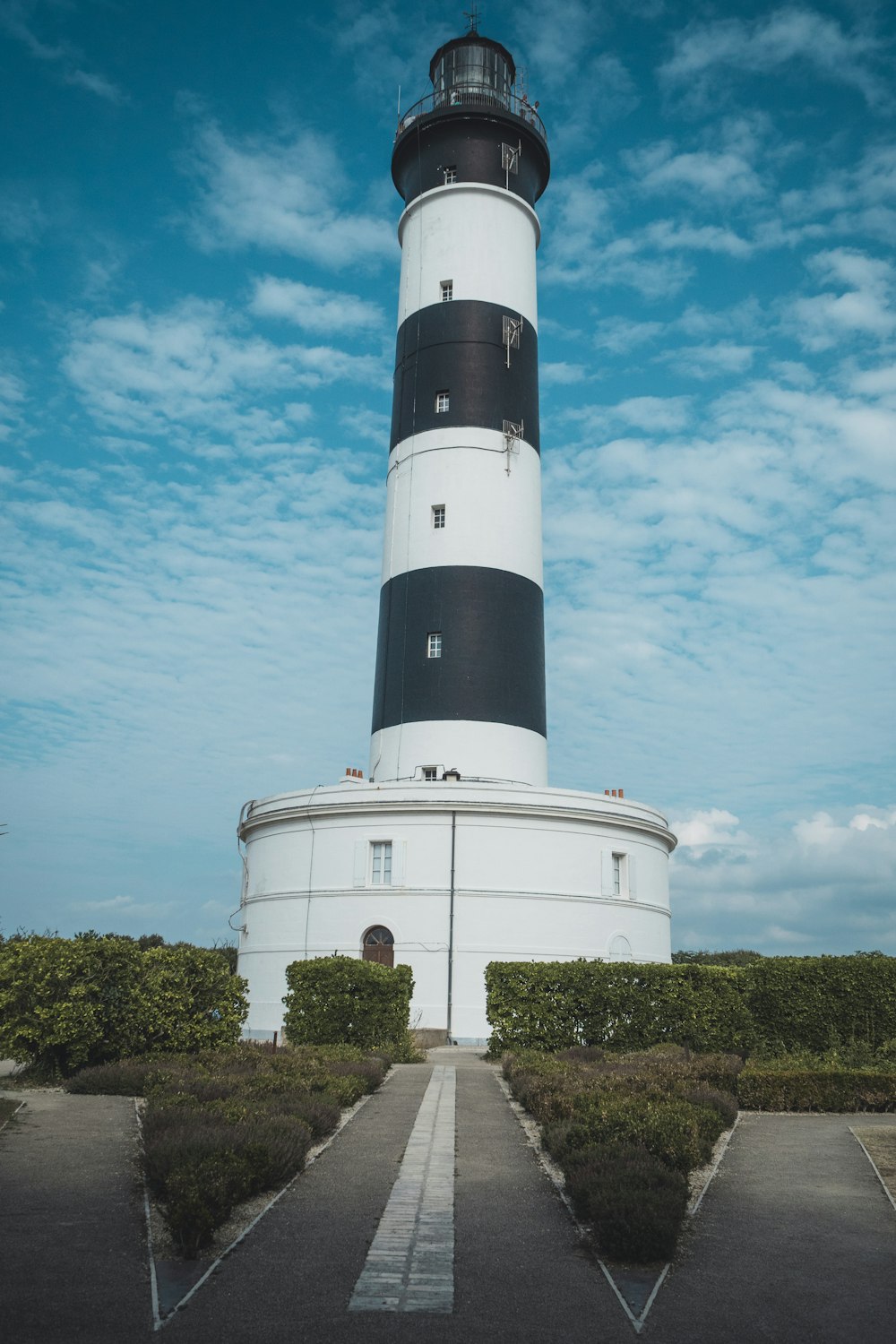 um farol branco e preto