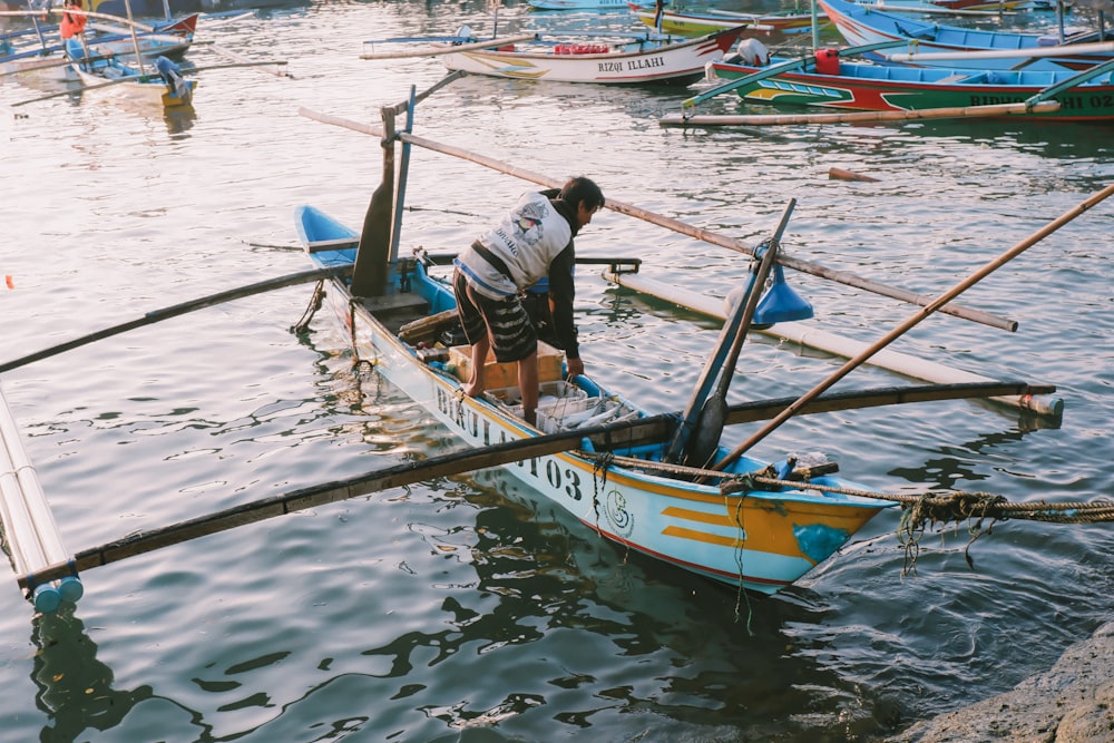 uma pessoa em um barco