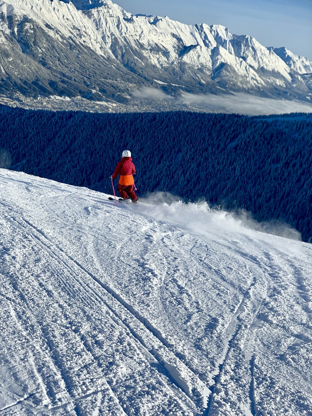 uma pessoa esquiando montanha abaixo