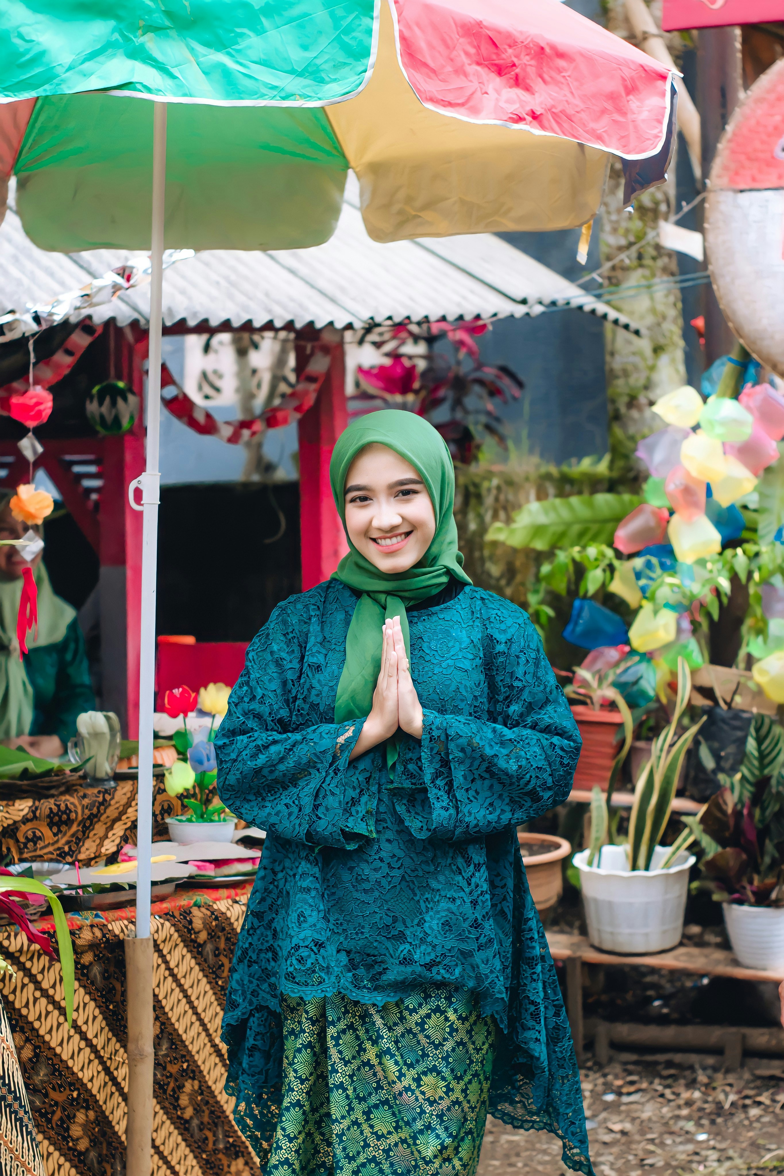 seorang wanita dengan gaun biru