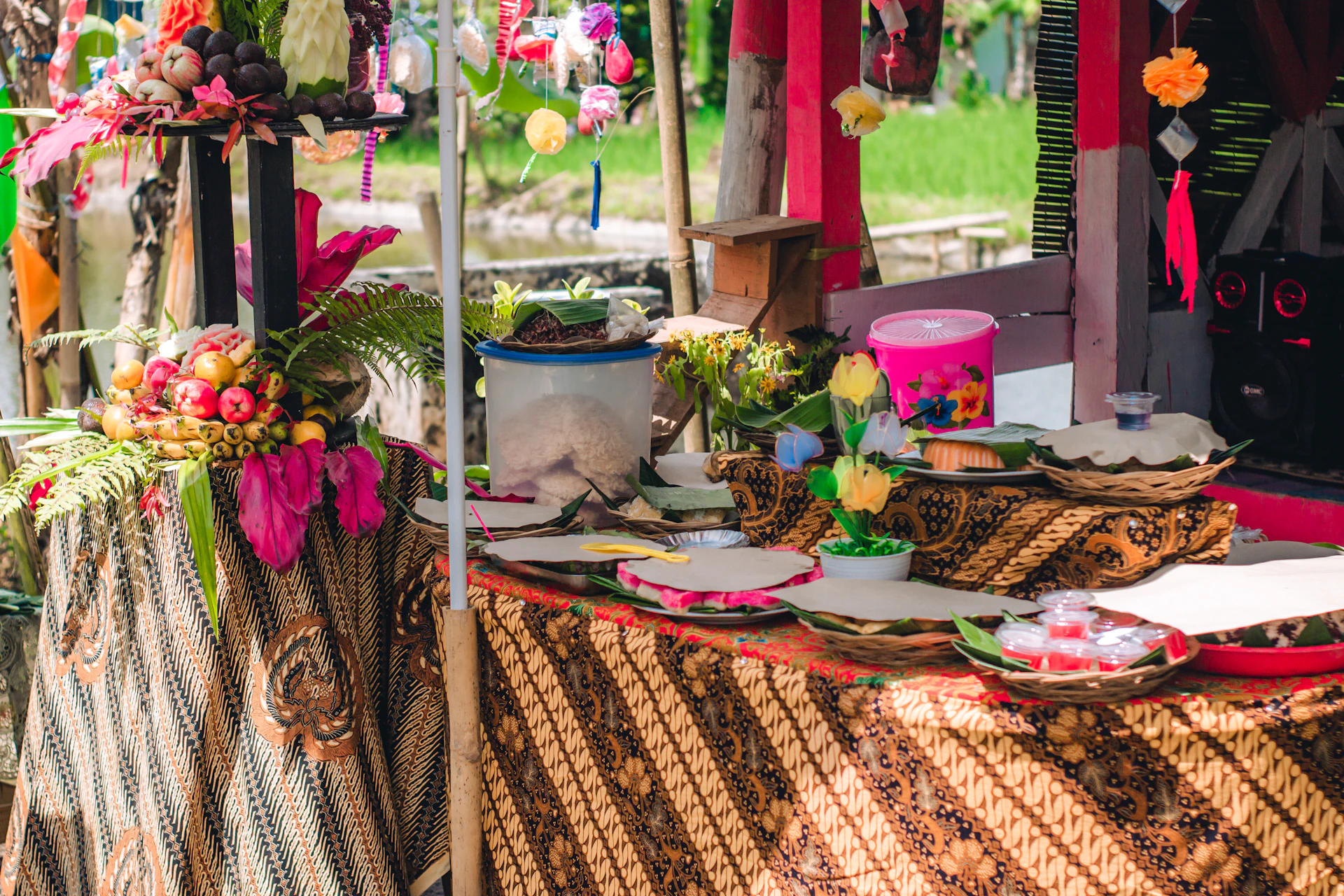 gray computer monitor