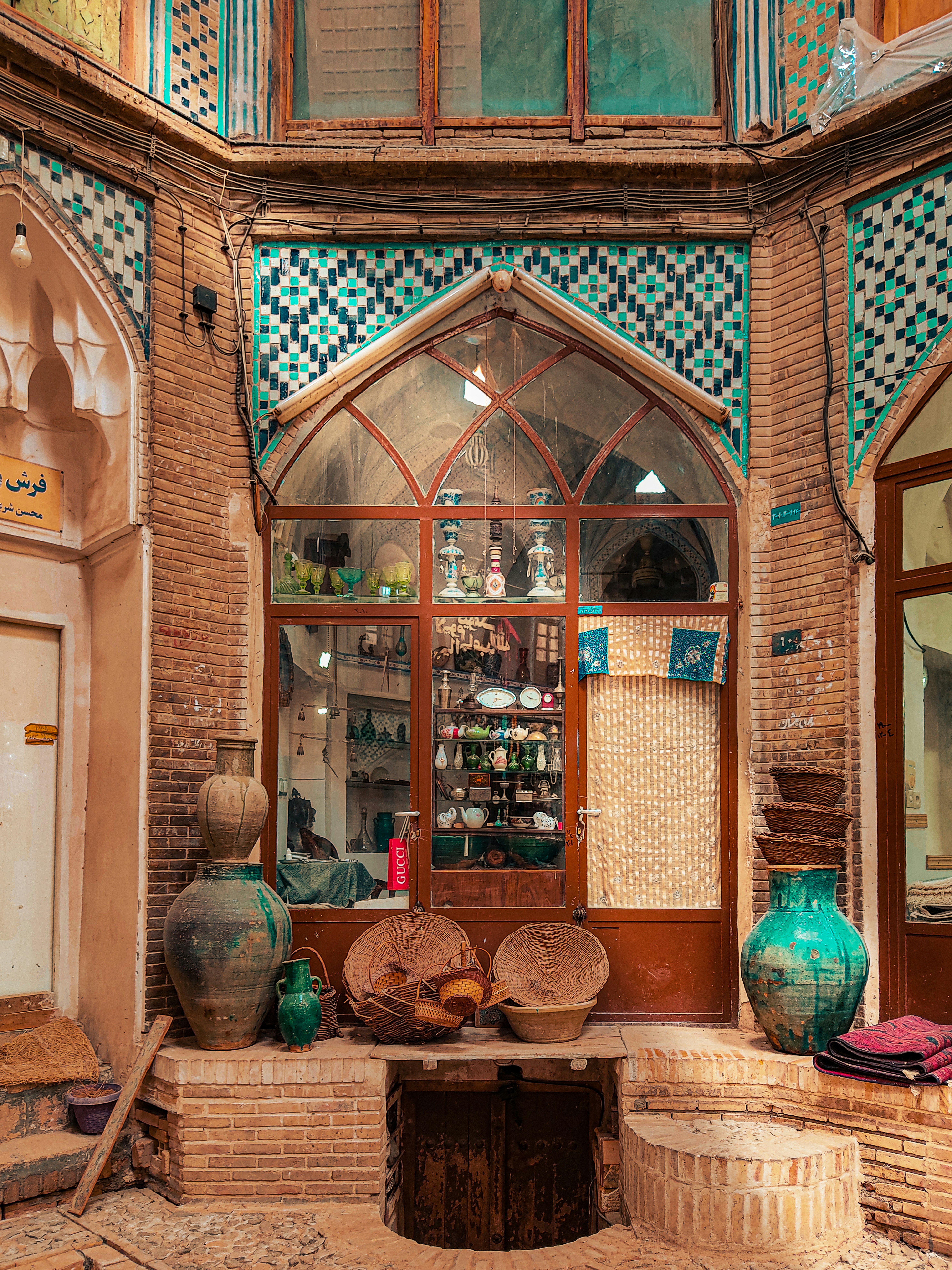 una ventana con jarrones y jarrones frente a ella