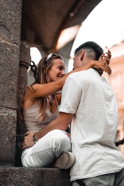 photography poses for couples,how to photograph a man and woman sitting on a ledge