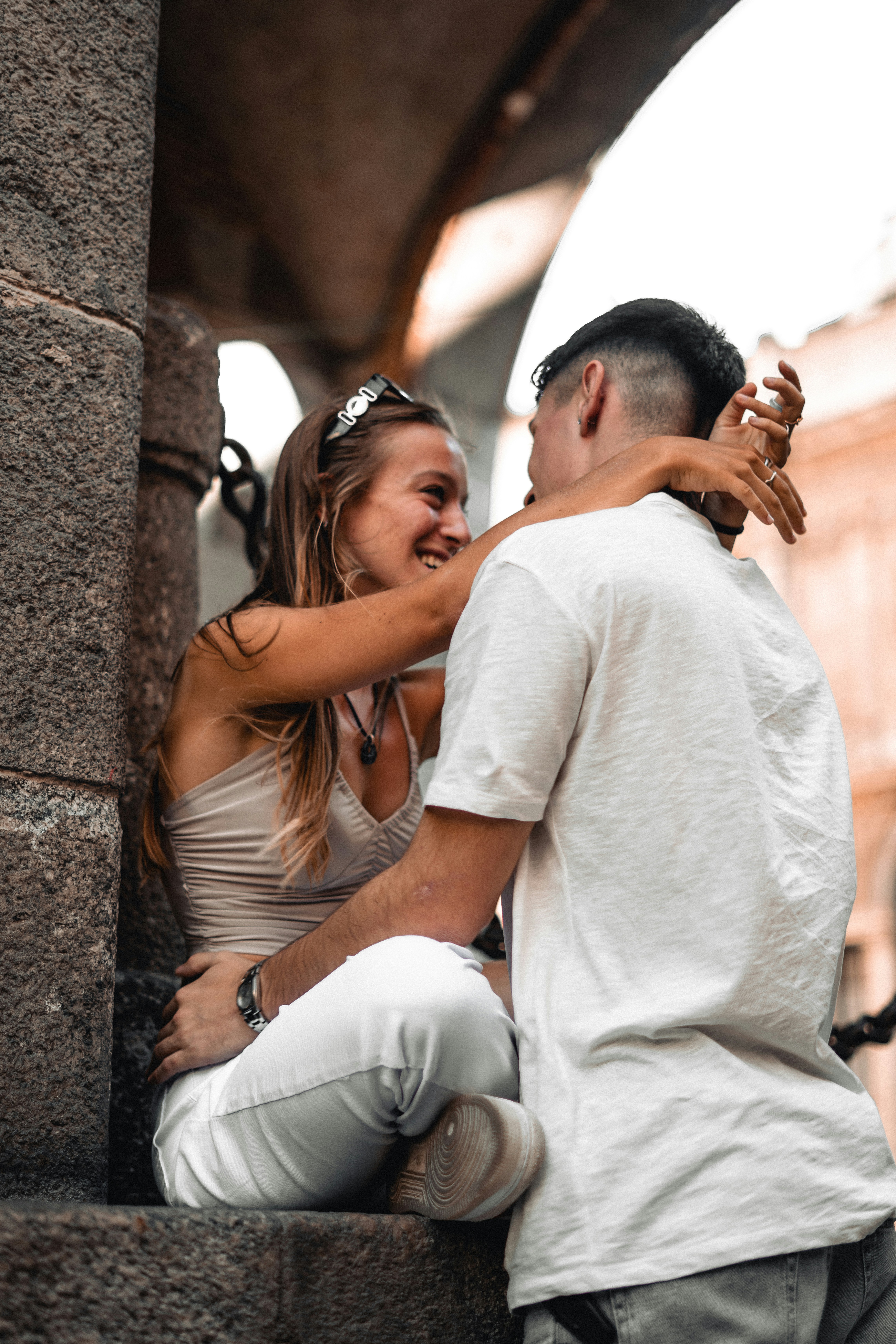 great photo recipe,how to photograph a man and woman sitting on a ledge