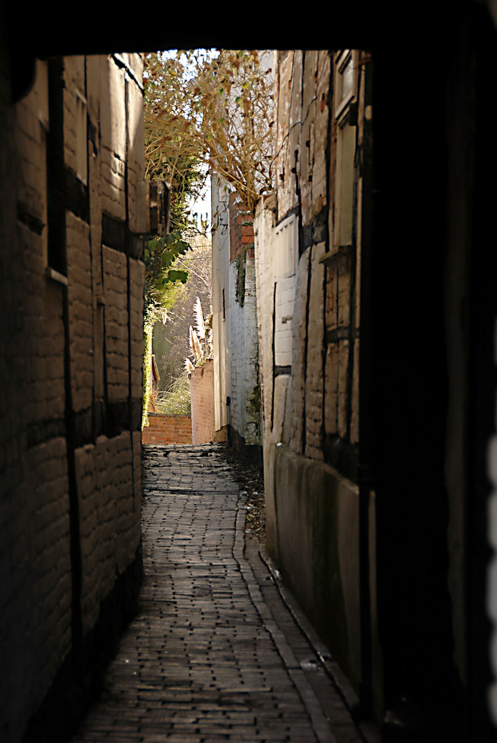 a narrow alley way