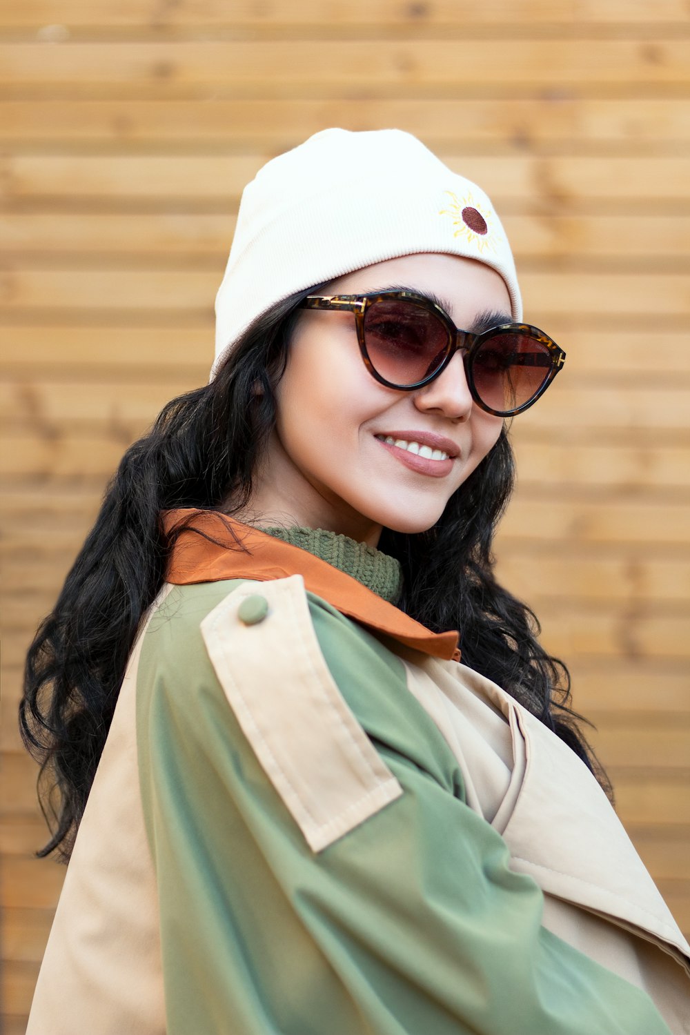 a woman wearing a white hat and sunglasses