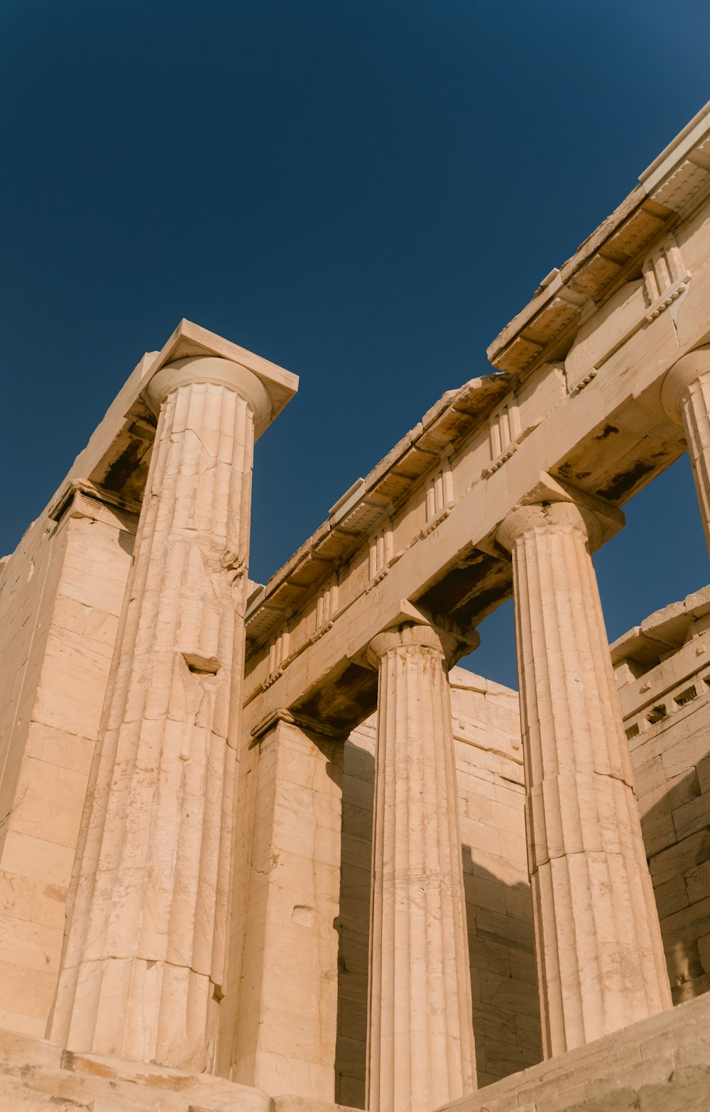 a building with pillars