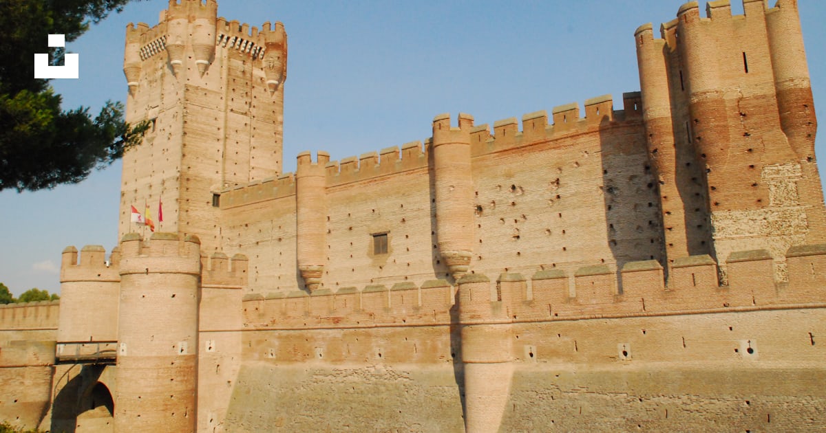 青空の石造りの城の写真 Unsplashの無料メディナ デル カンポ写真