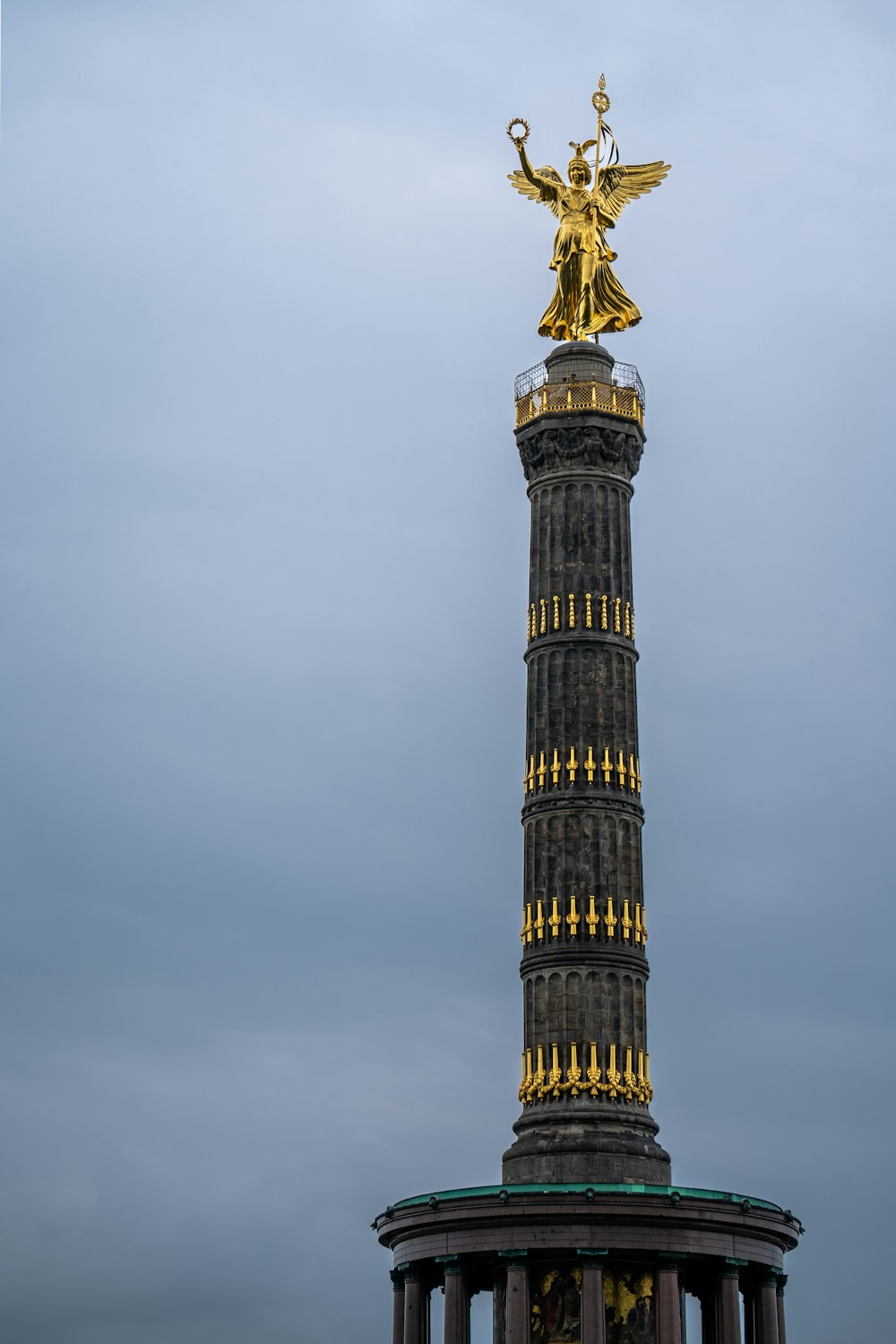una estatua de oro en la parte superior de la Columna de la Victoria de Berlín