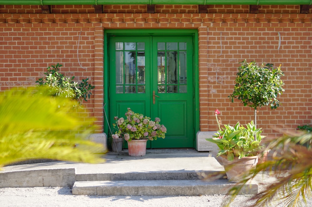 une porte verte sur un bâtiment en briques