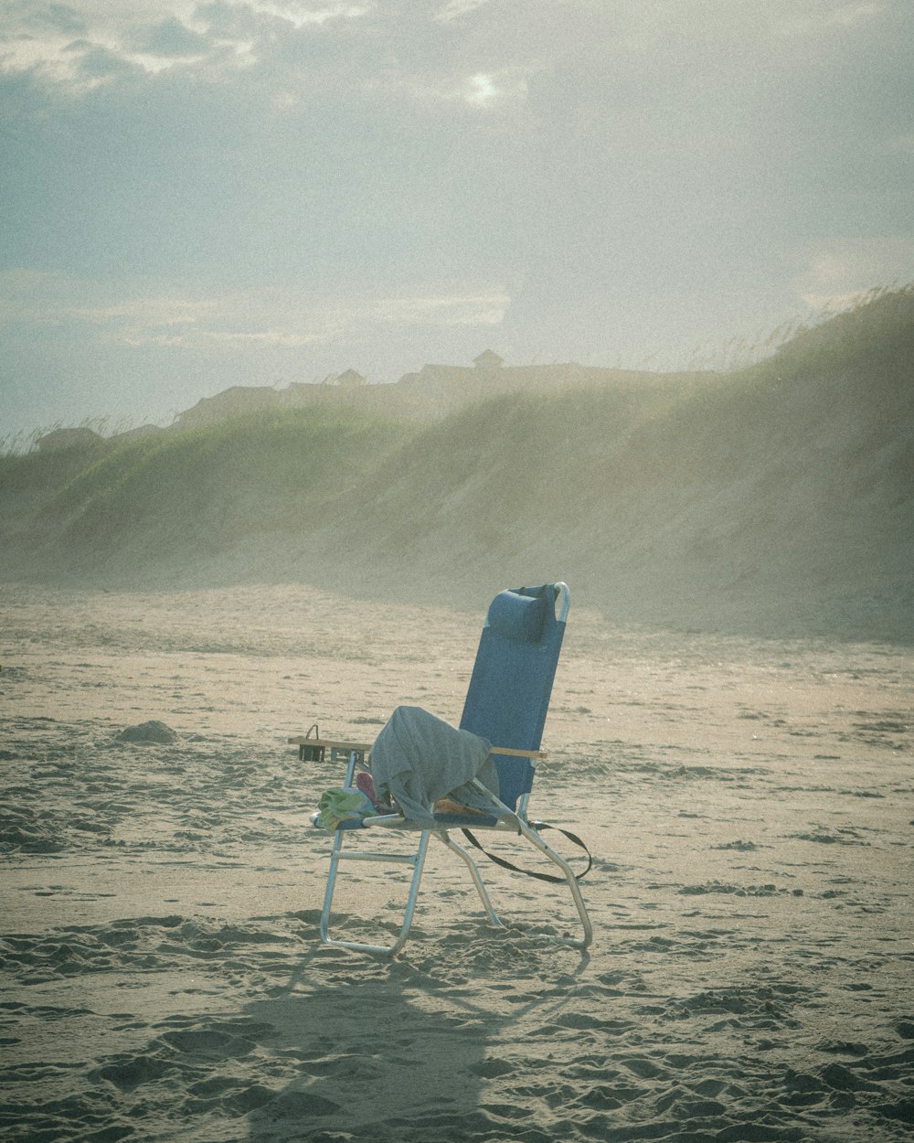Una silla en una playa
