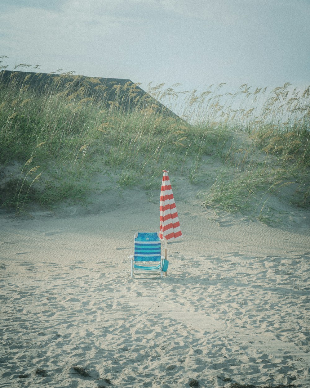 uma cadeira em uma praia