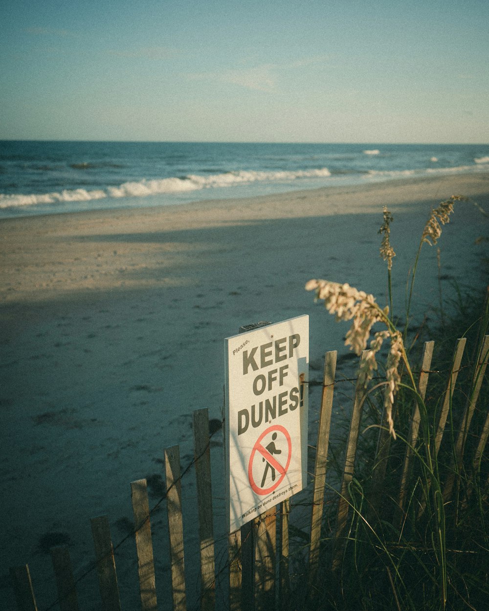 um sinal em uma praia