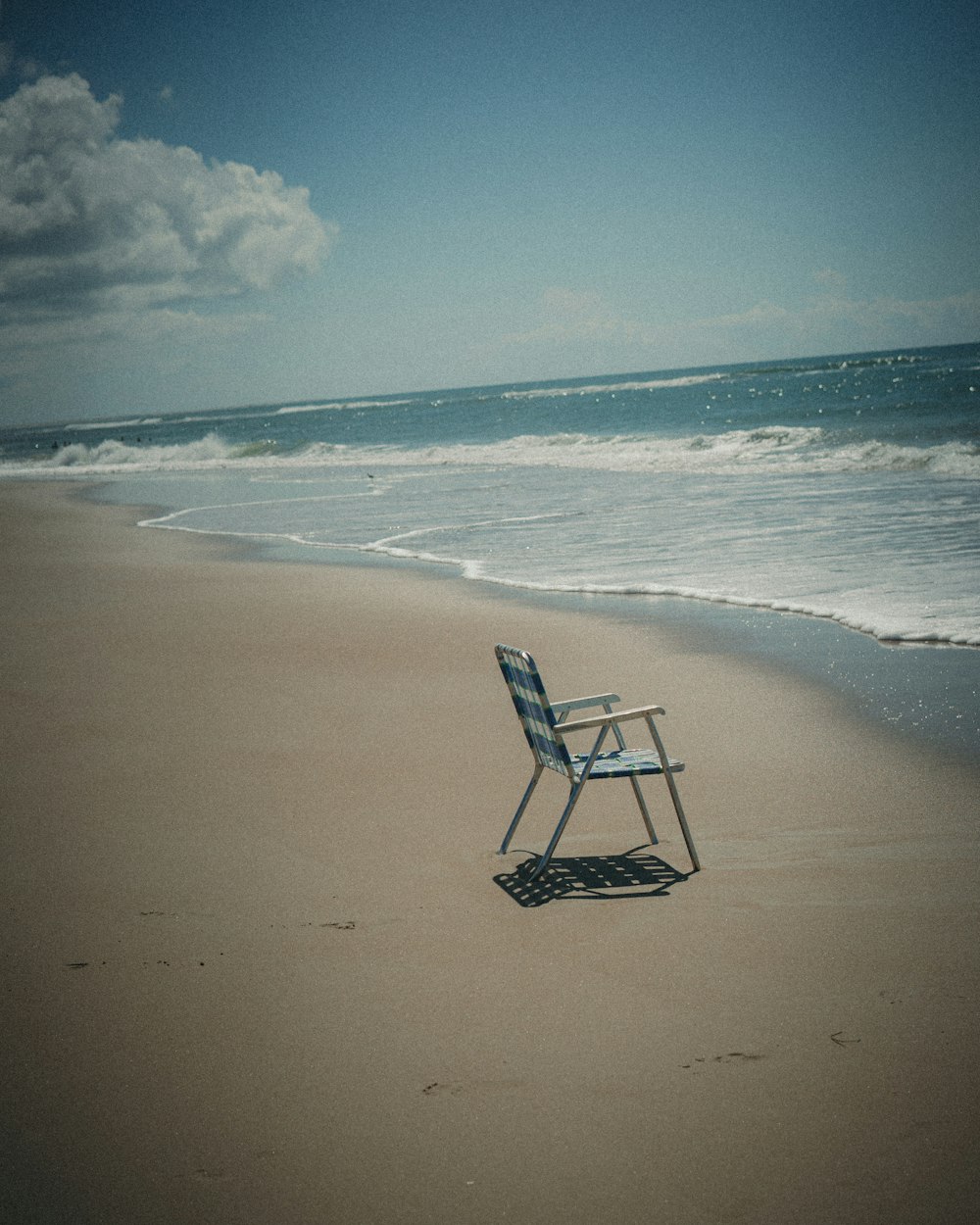 una sedia su una spiaggia