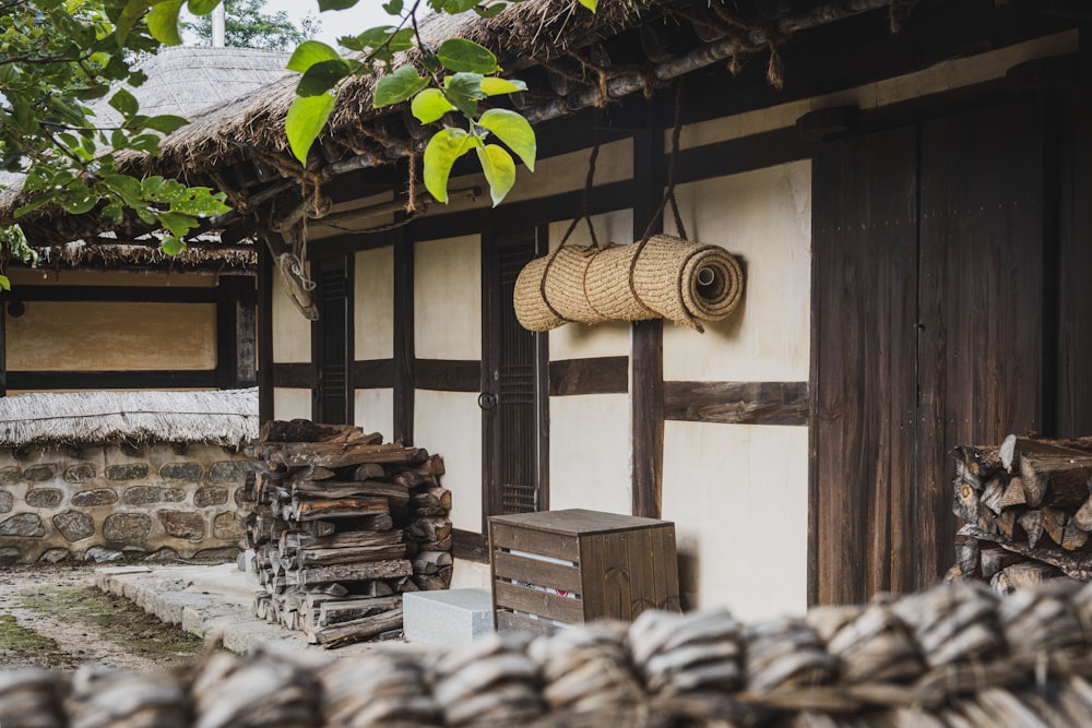 une maison avec un panier sur le toit