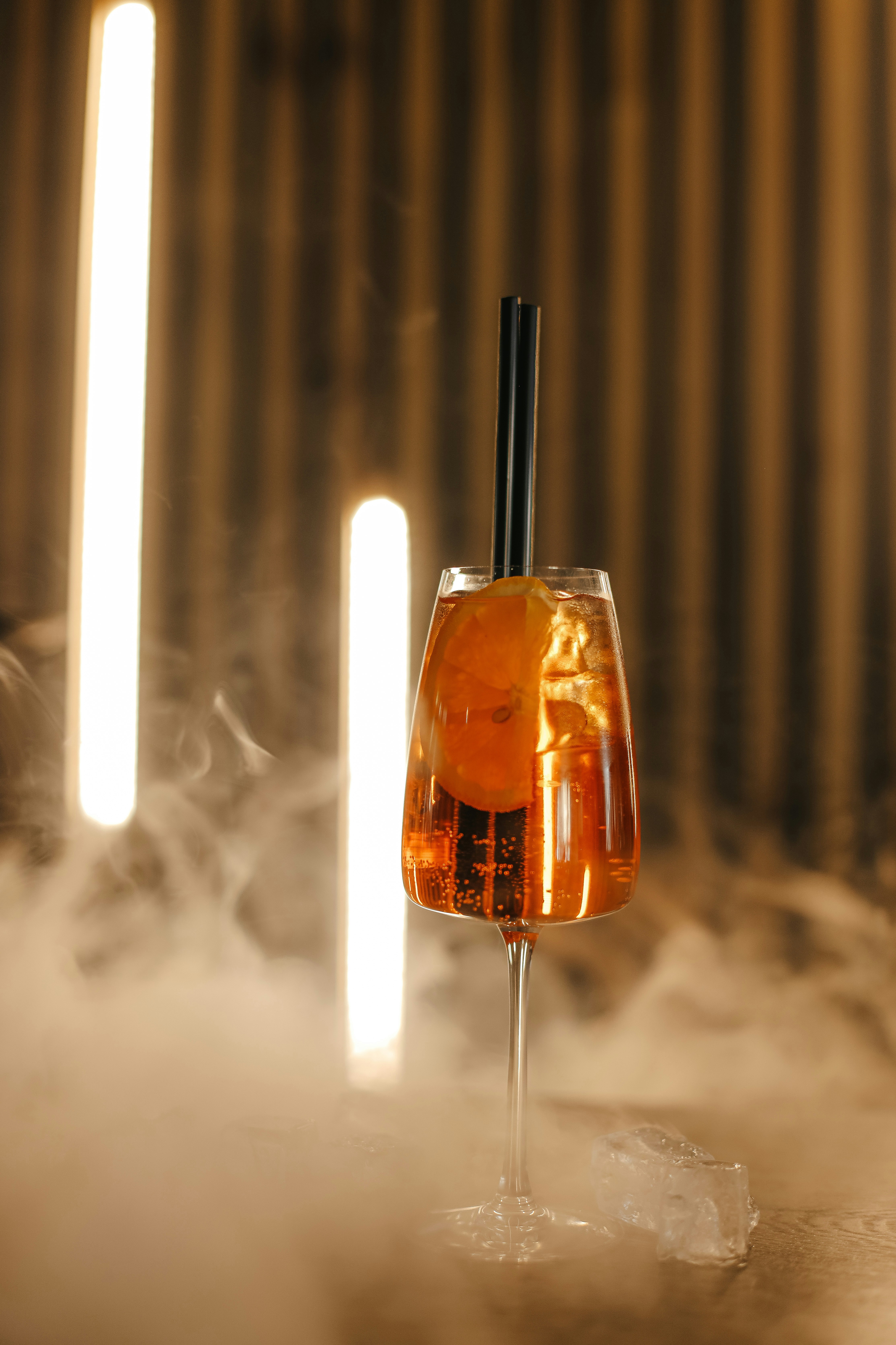 un verre avec une boisson dedans