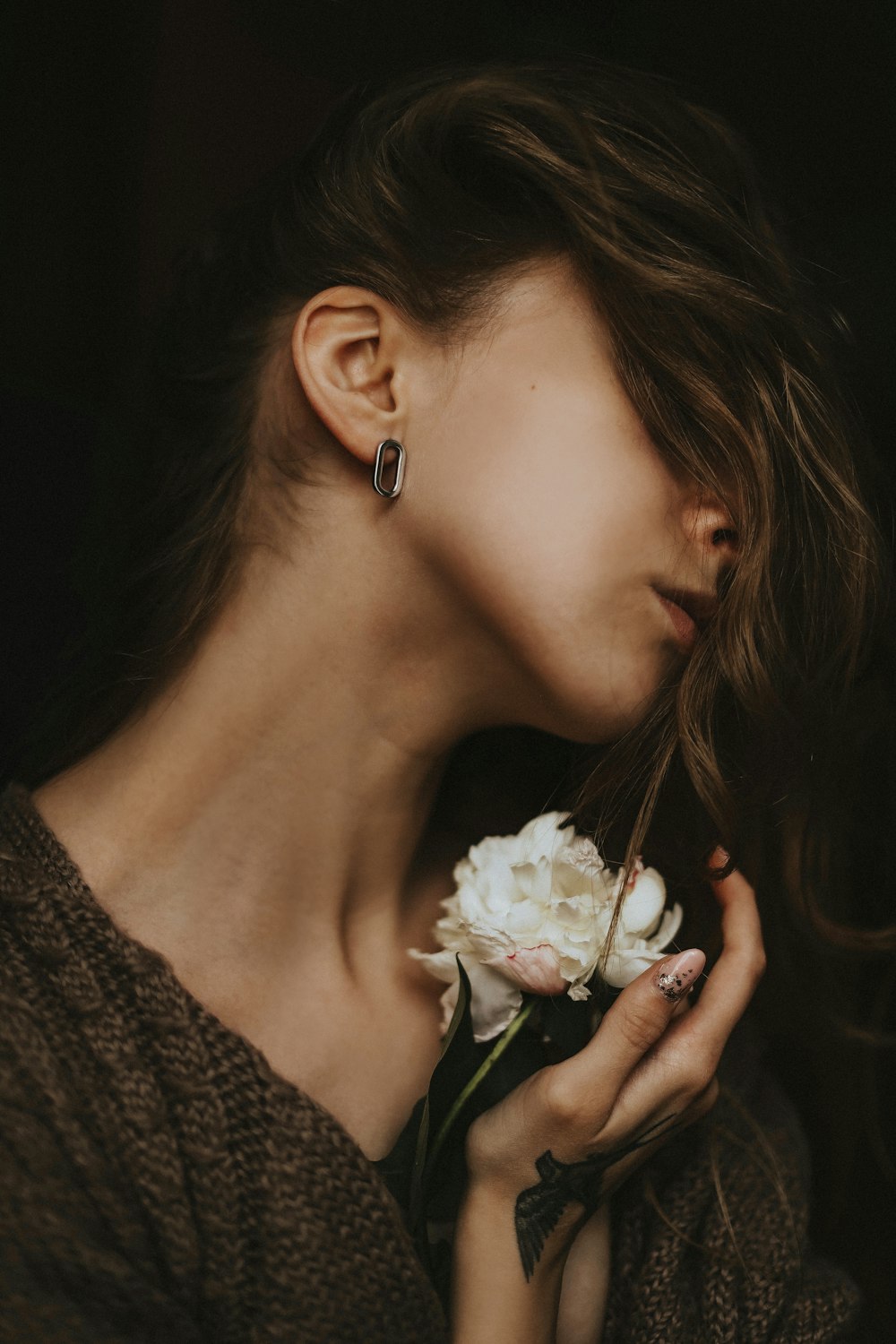 Eine Frau, die eine Blume riecht