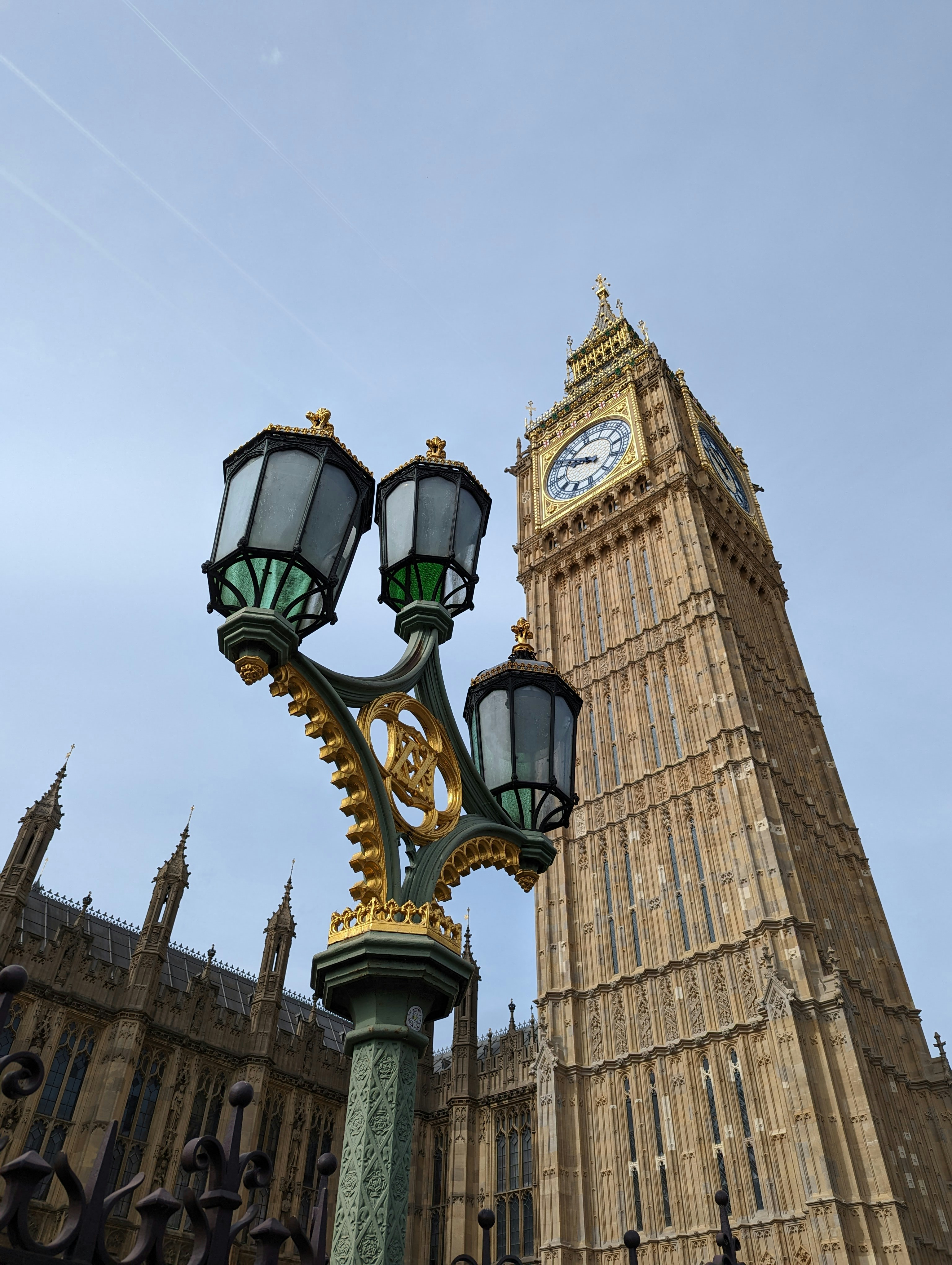 LA TOUR DE 300 MÈTRES （300メートルの塔） LA TOUR DE 300 MÈTRES