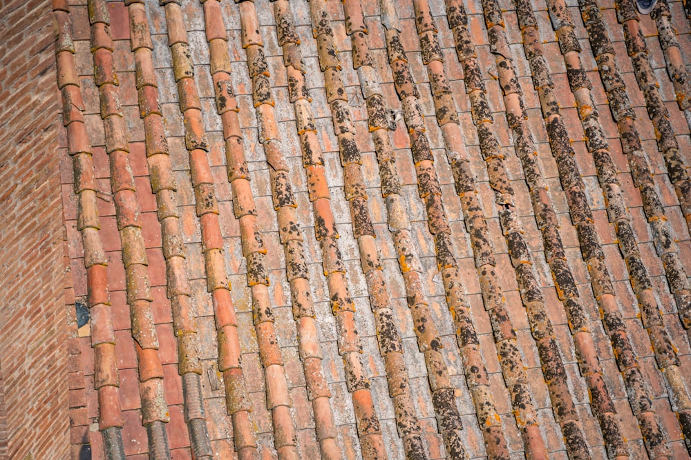 una pared de ladrillo con un patrón