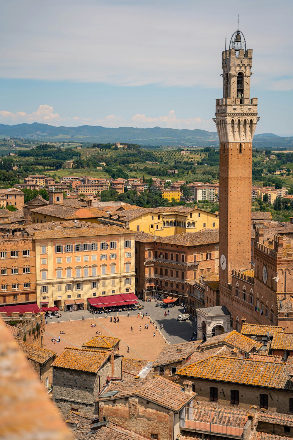 un'alta torre a Siena