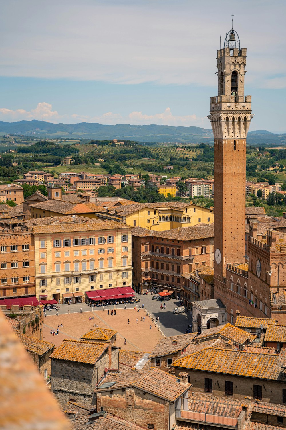 ein hoher Turm in Siena