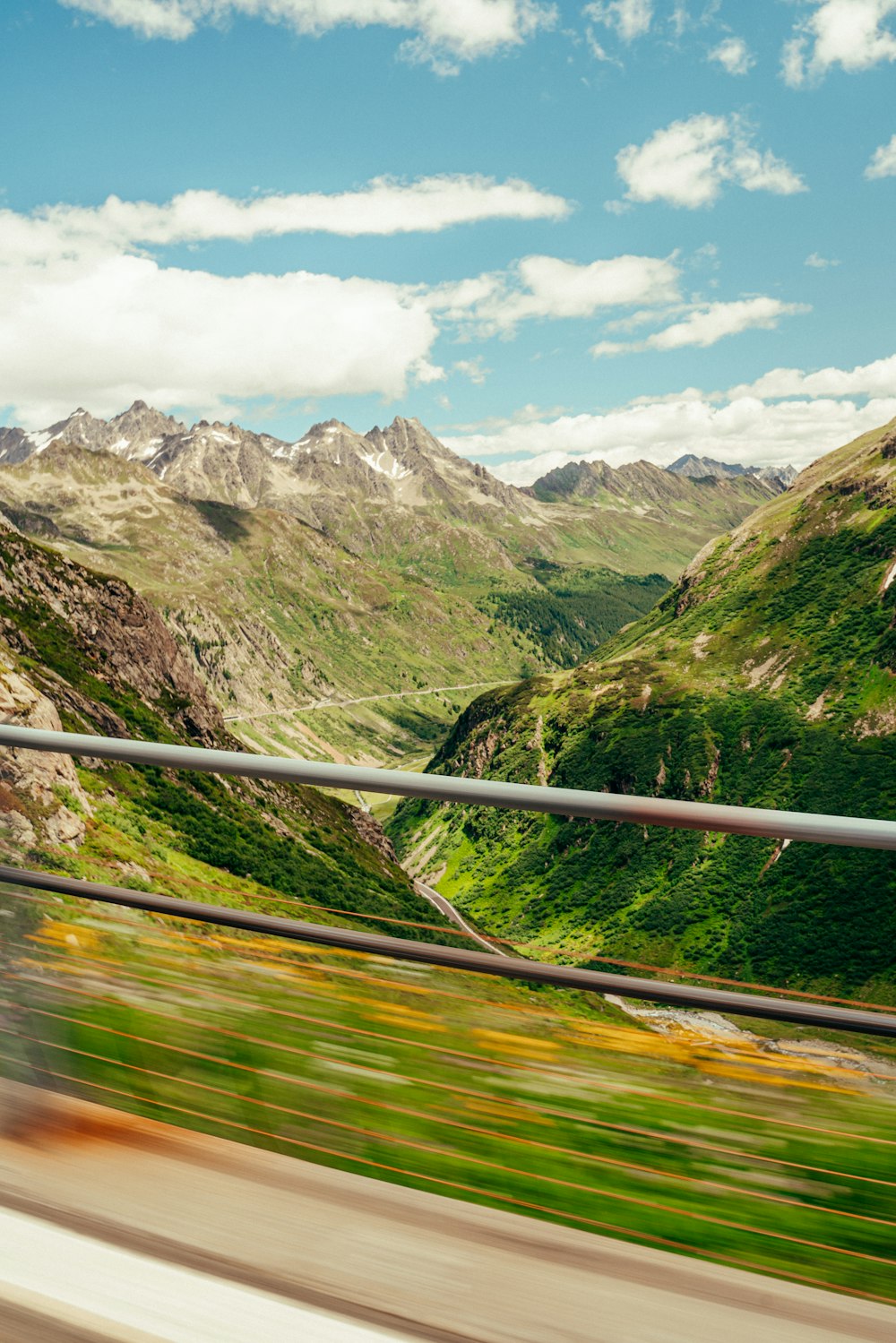 Eine Straße, die durch ein Tal führt