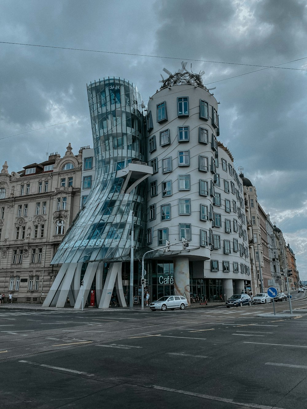 Casa danzante con una torre di vetro