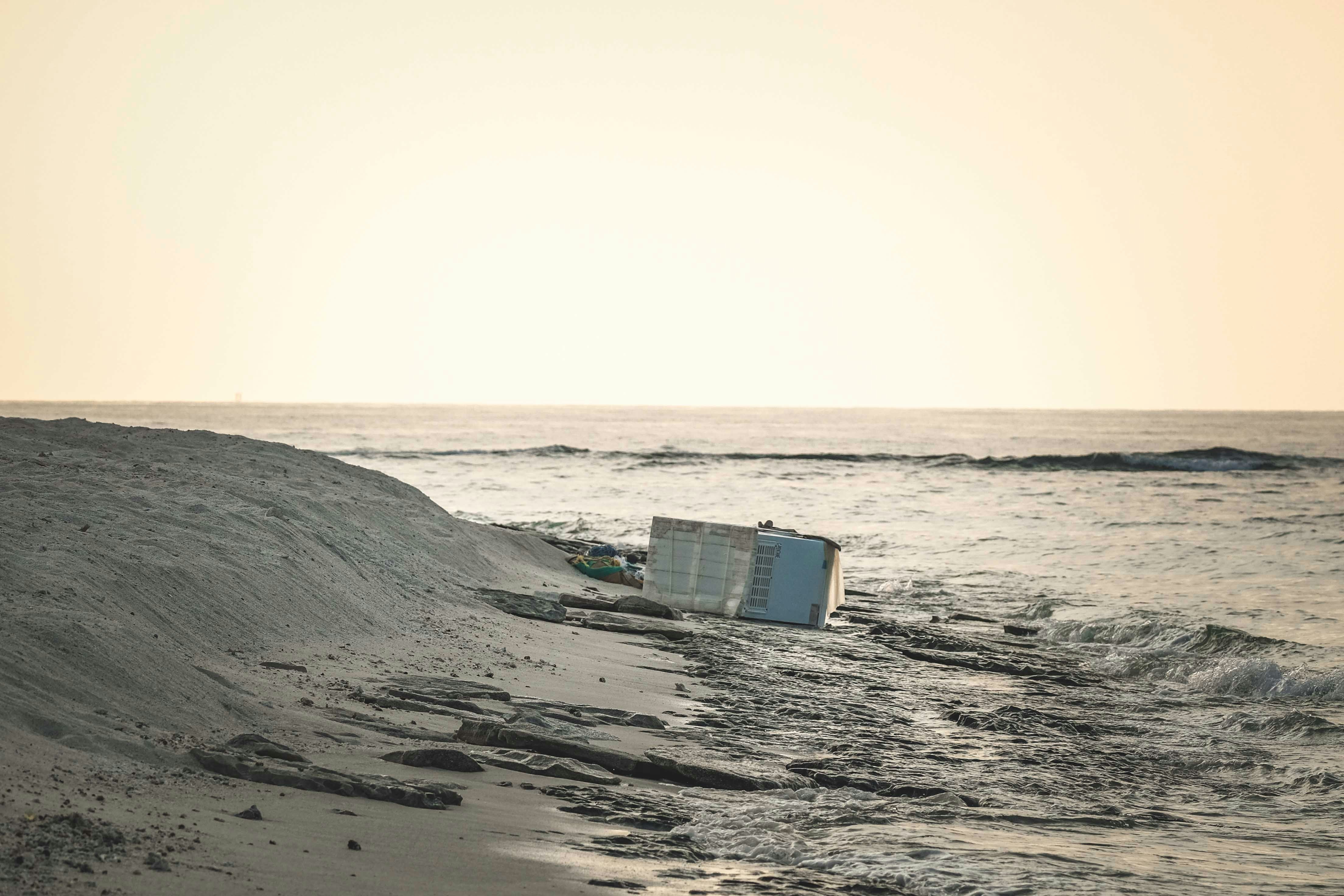 Eine Mikrowelle sitzt am Strand