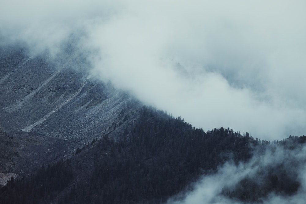 Una montaña con nubes