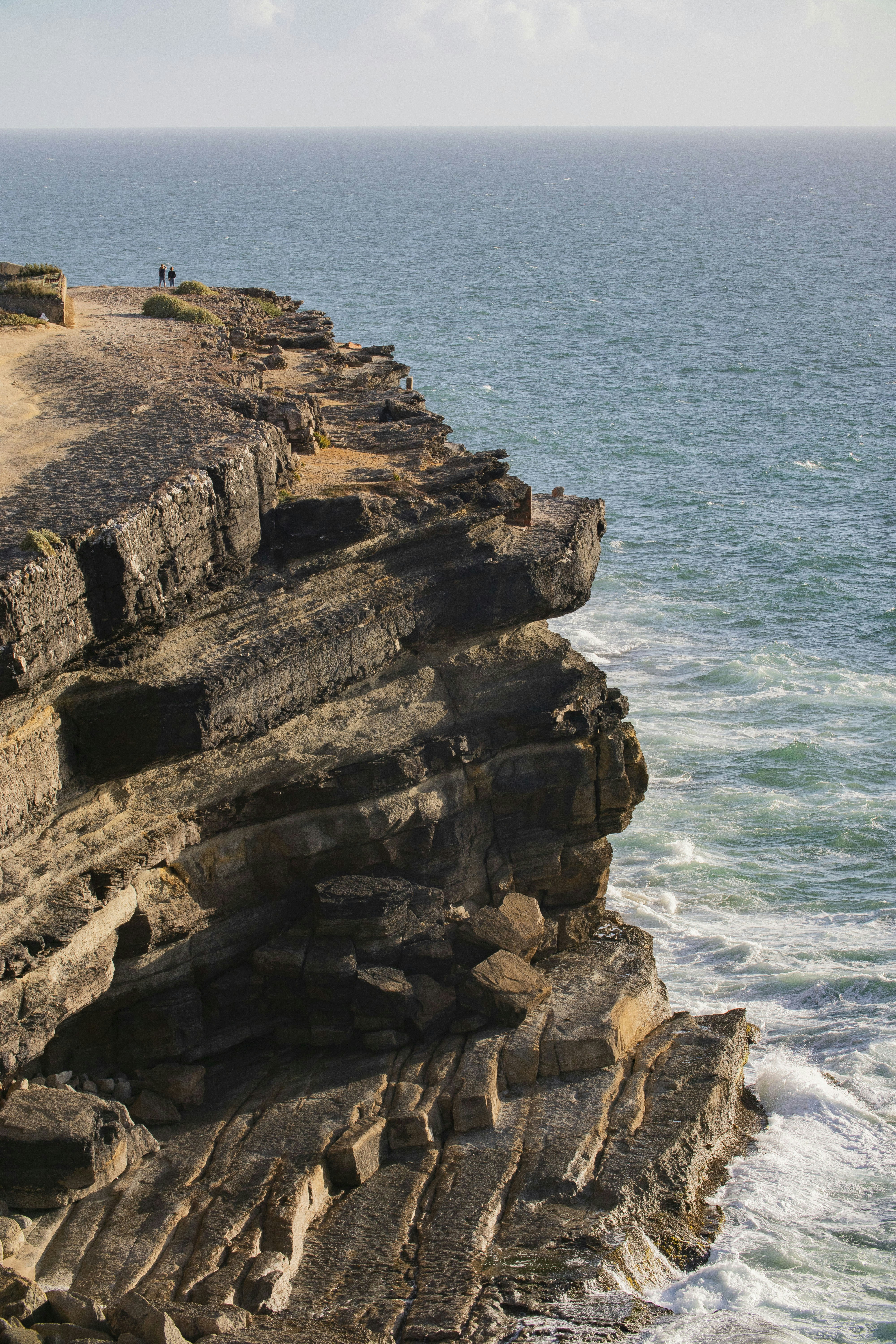 um penhasco com um corpo de água abaixo