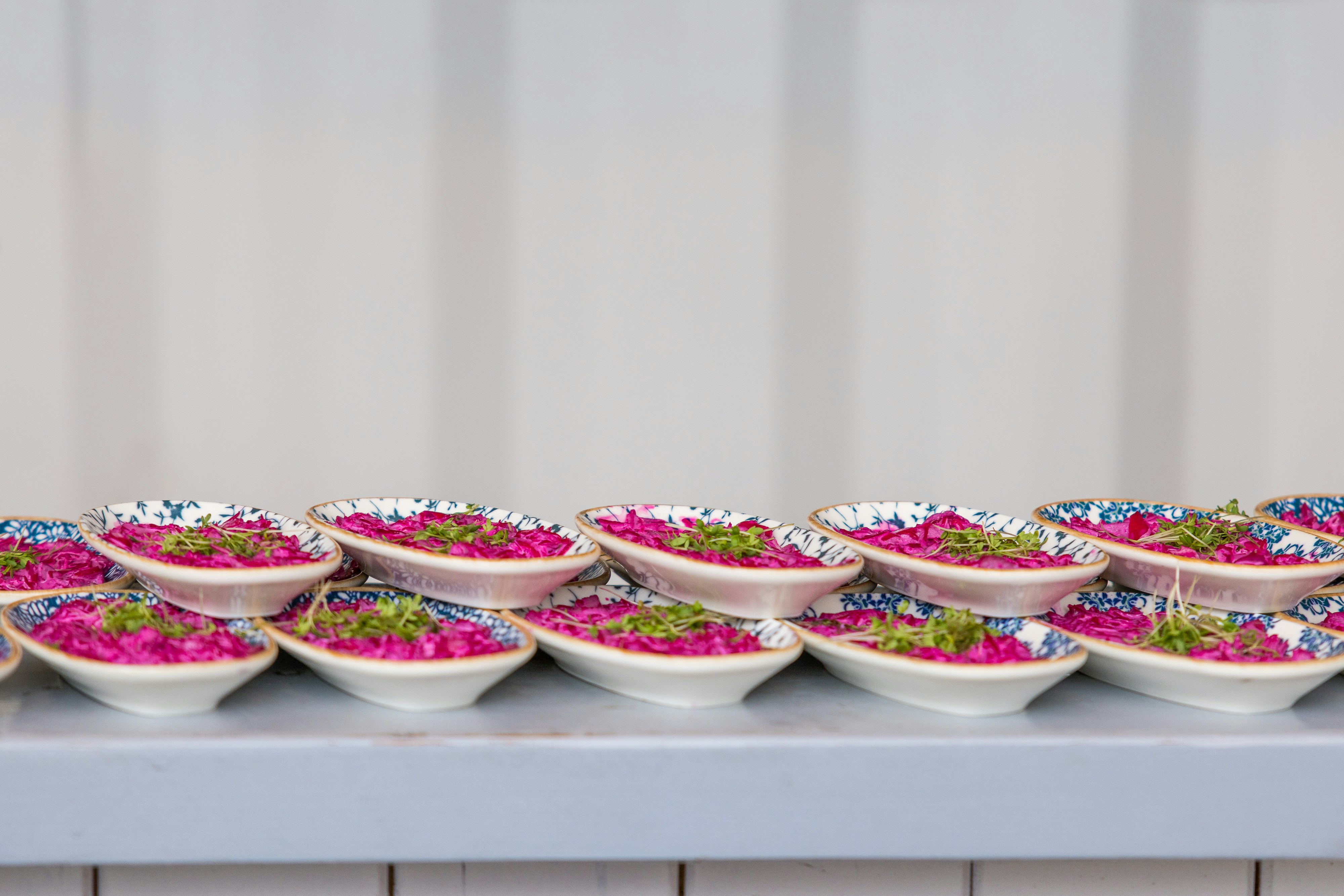 Diversos bowls com refeições saudáveis