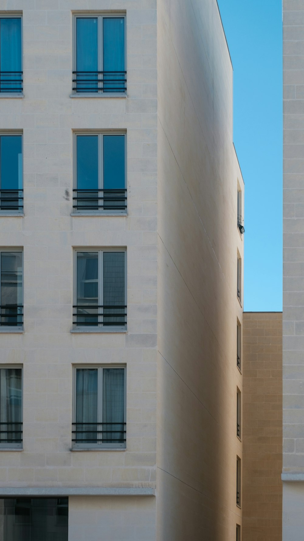 Un edificio con ventanas