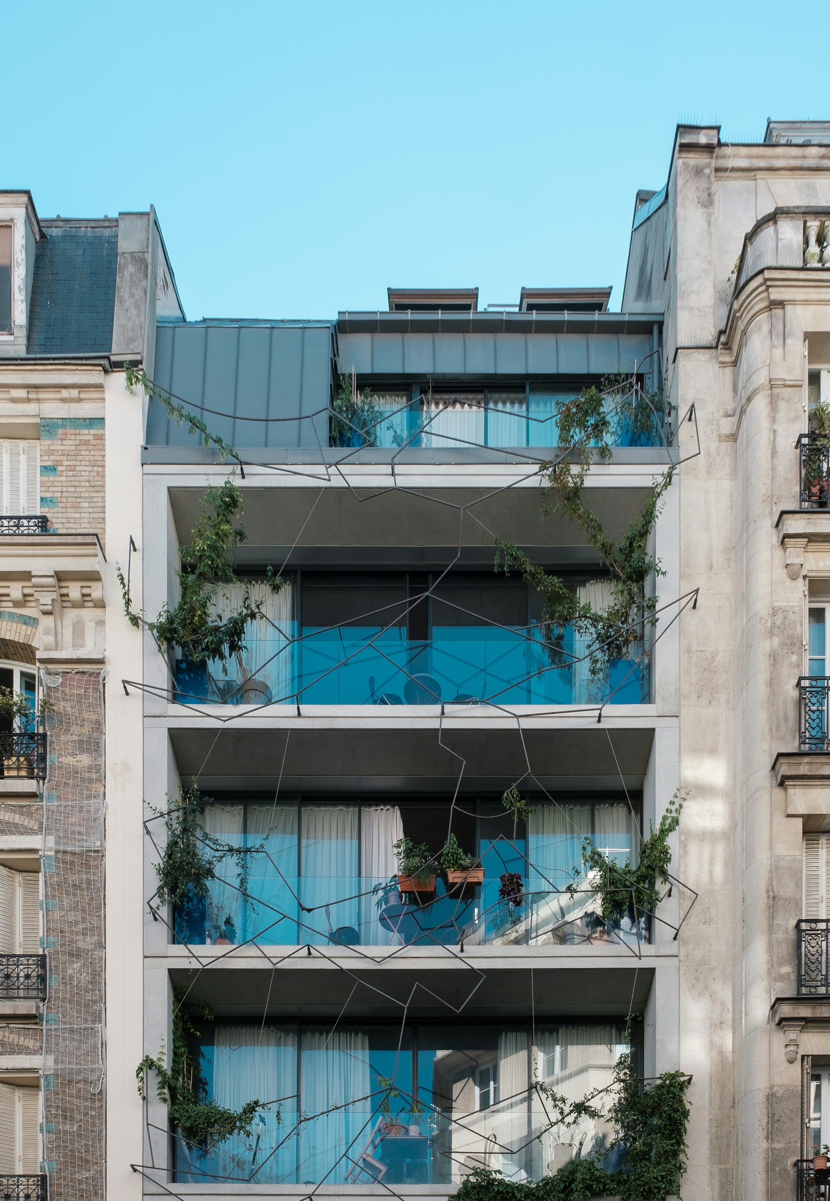 un bâtiment avec des fenêtres et un balcon