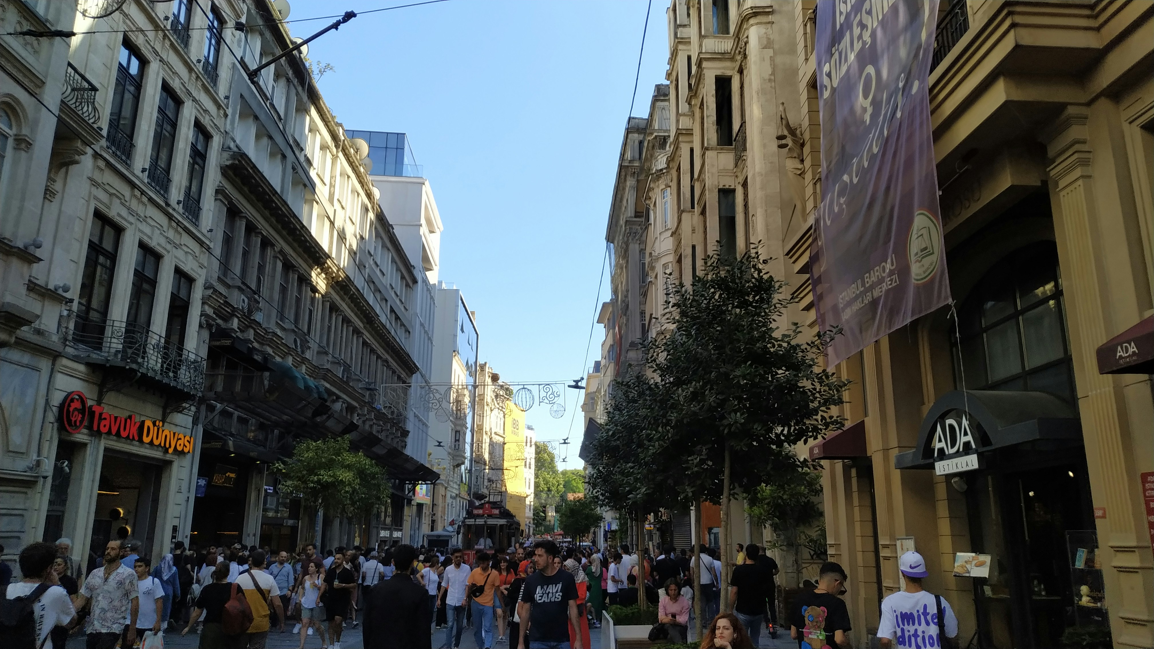 Istiklal Caddesi: Jantung Berdenyut Kota Istanbul & Tips Internet untuk Techies