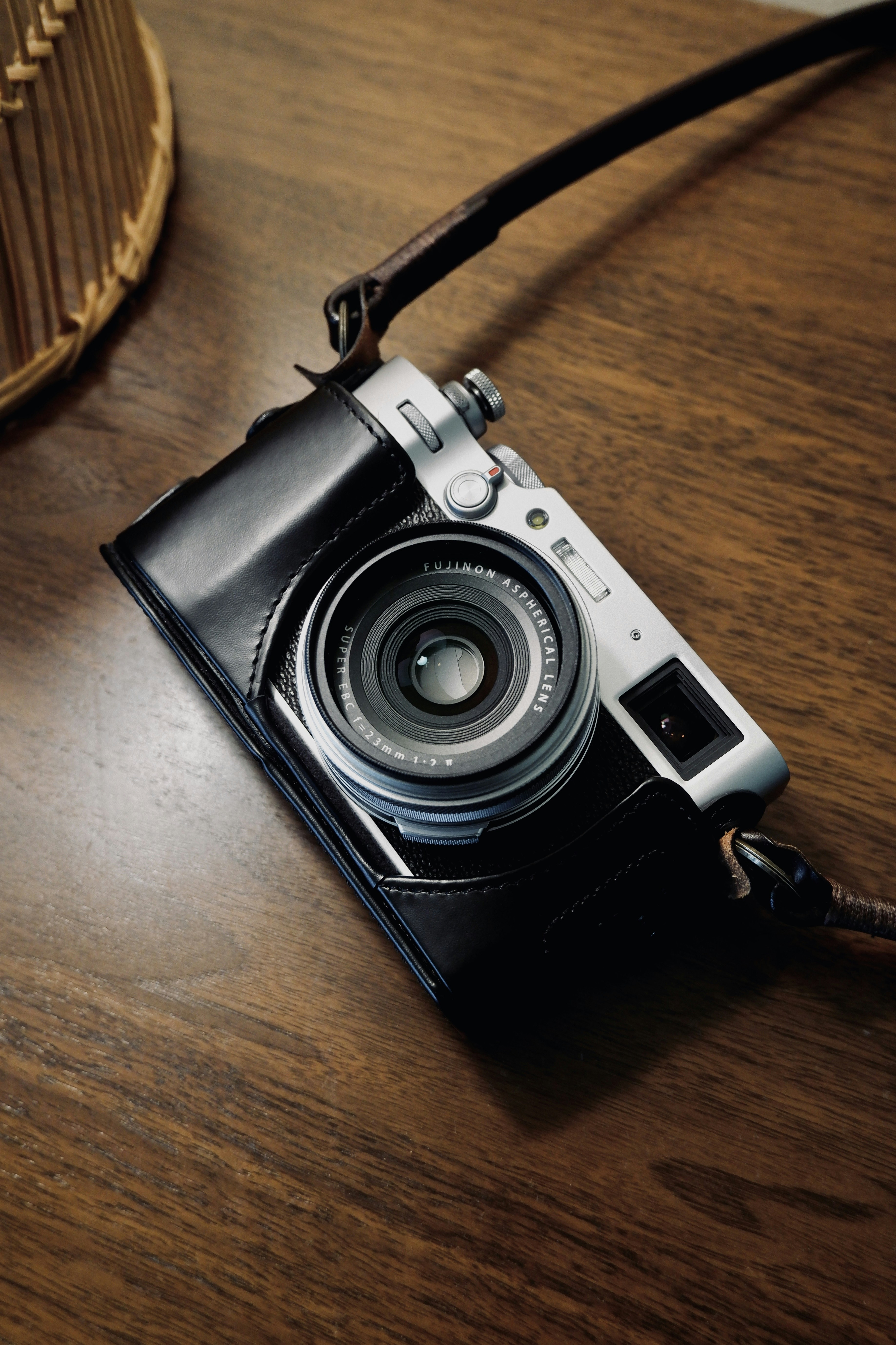 A black camera on a wooden surface photo – Free Camera Image on Unsplash
