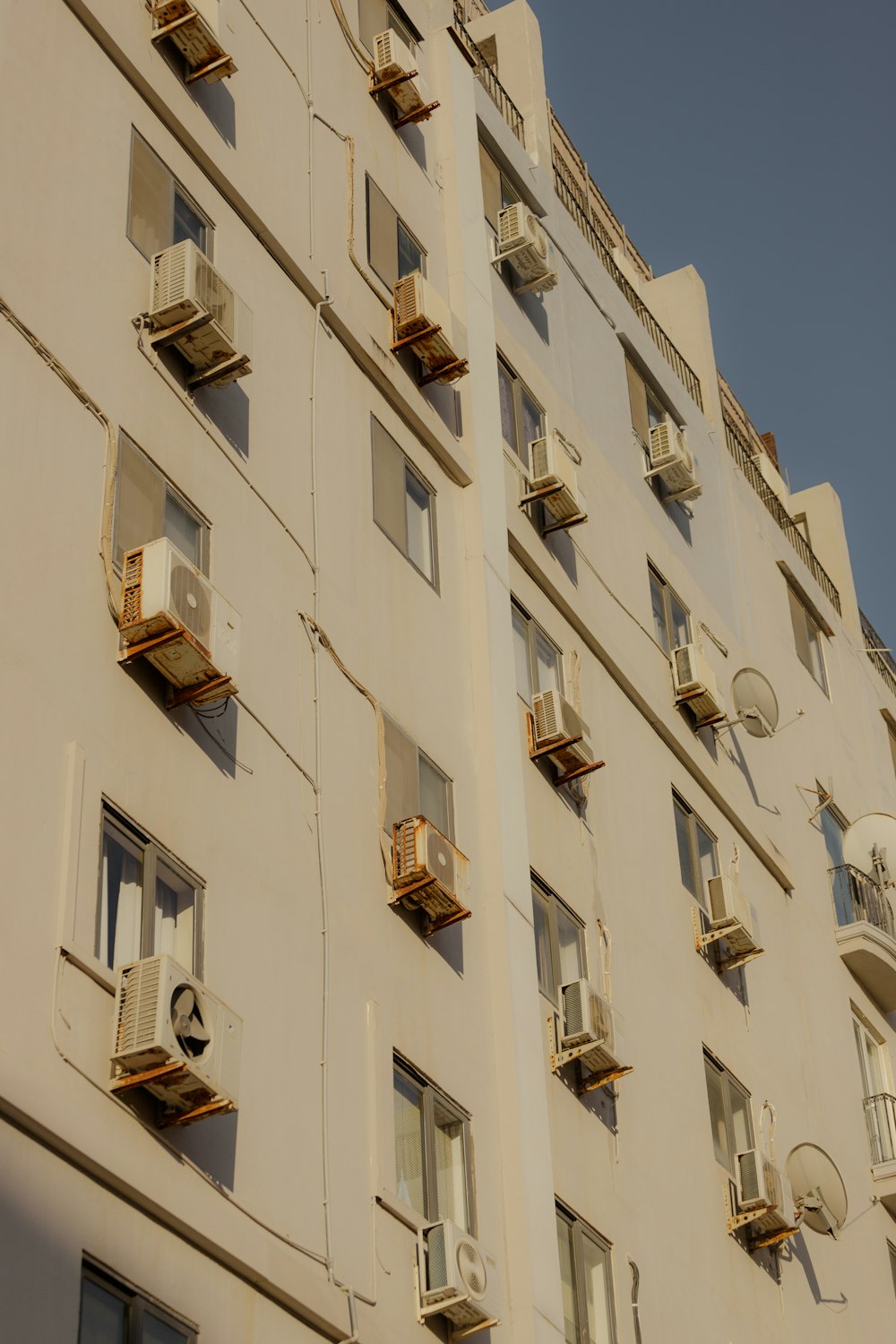 ein Gebäude mit vielen Balkonen