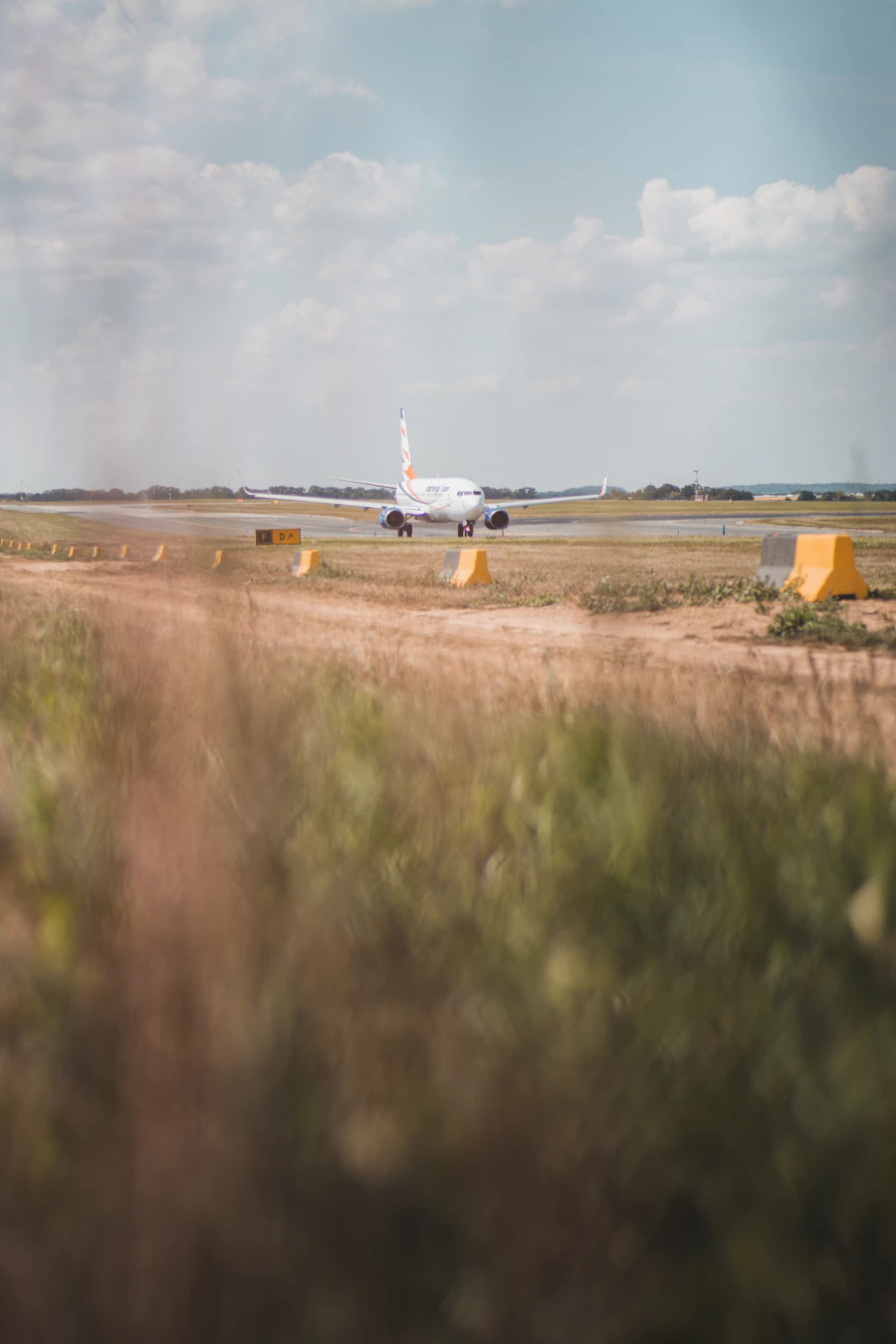 Avion posé sur la piste après l'atterrissage — illustration générique
