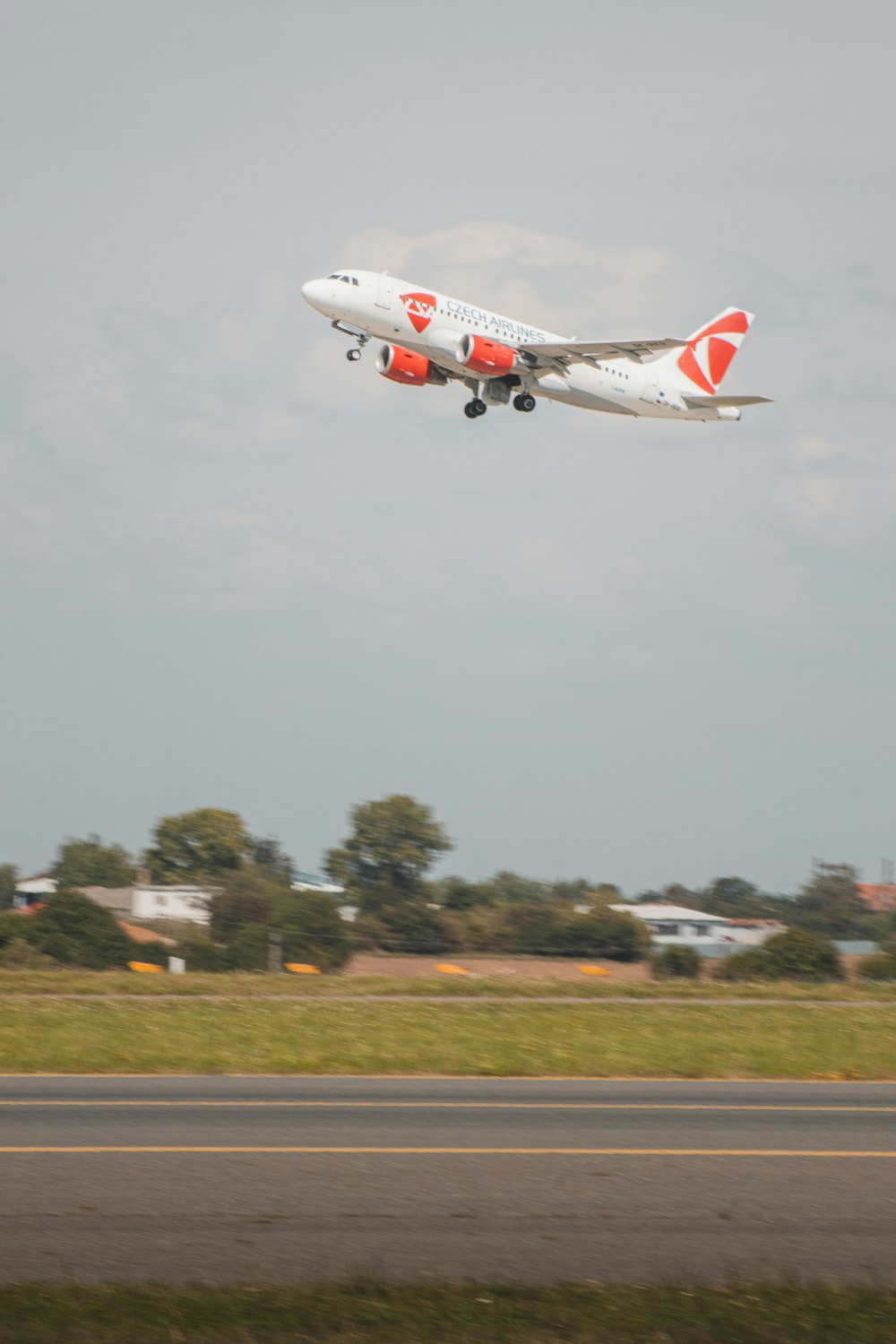 um avião voando sobre uma pista