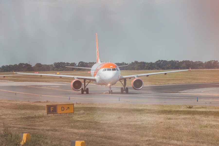 Airbus A320 aligné sur la piste, prêt au décollage — illustration générique
