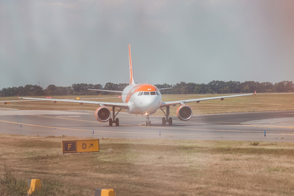 um avião na pista