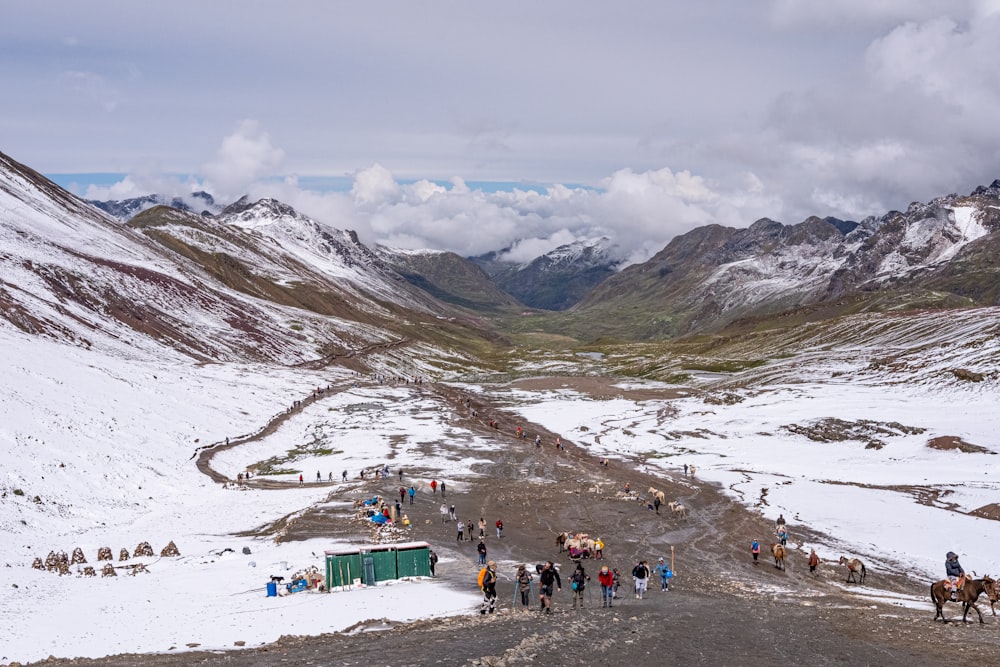Un groupe de personnes sur une montagne enneigée