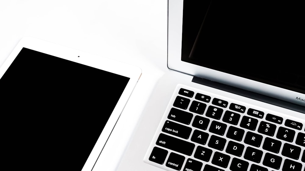una foto in bianco e nero di un laptop e una tastiera