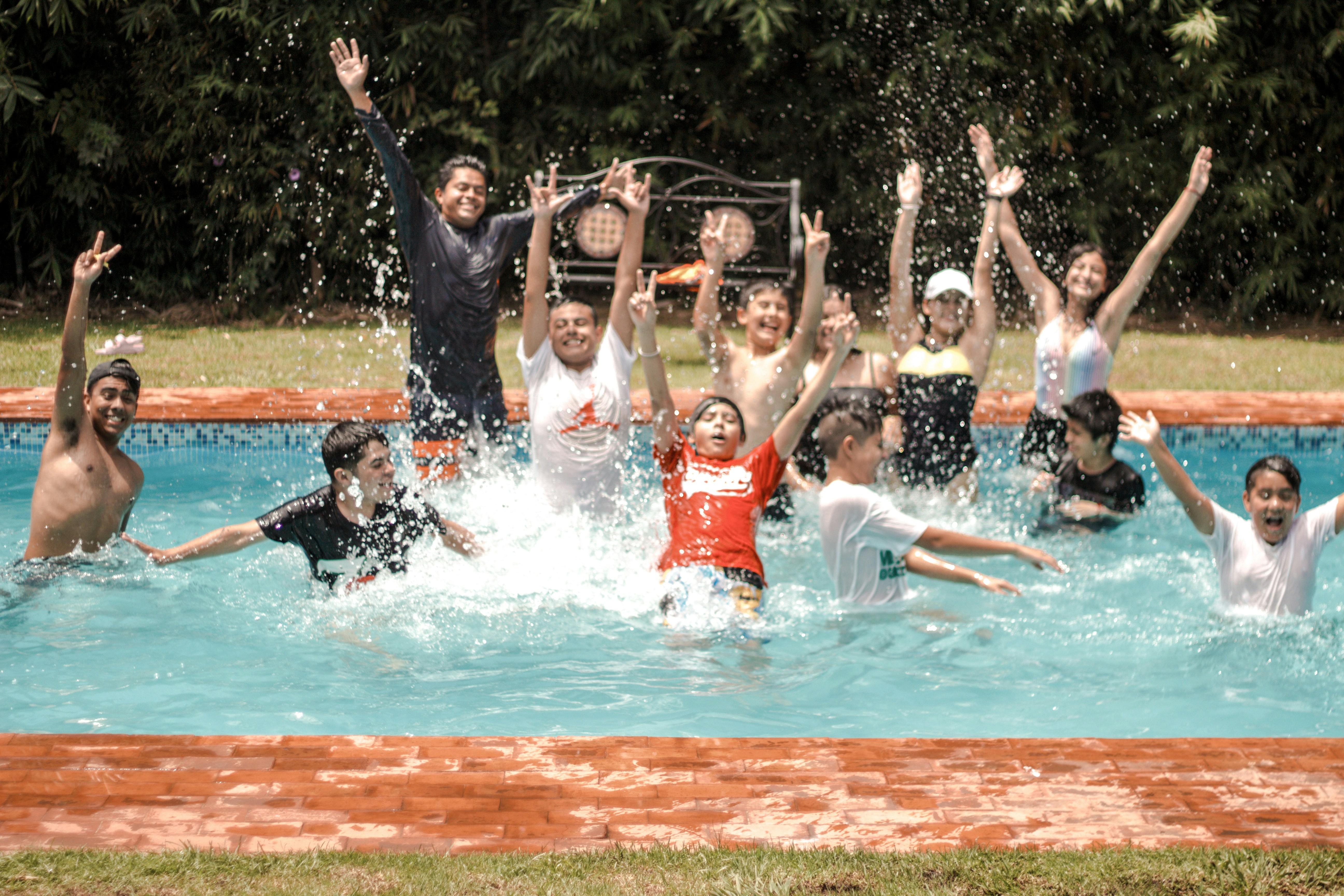 Família feliz aproveitando a piscina de um resort no Nordeste - como comprar pacote de viagem barato