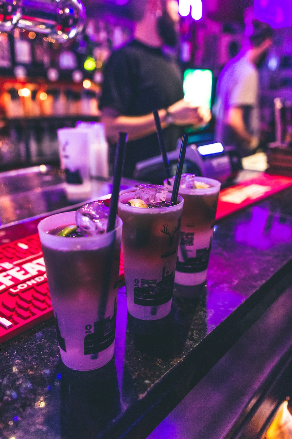 Un grupo de bebidas en un bar