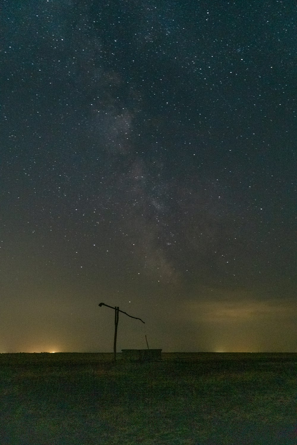 Un molino de viento en un campo